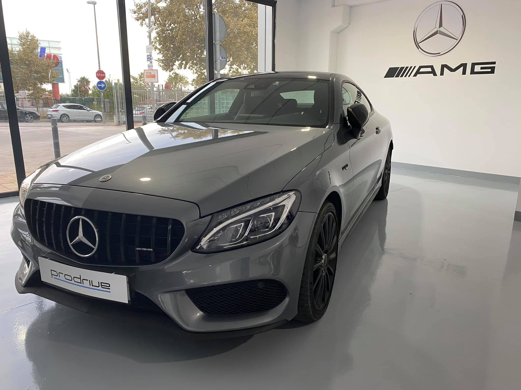 Coche en el concesionario, servicio de venta de AG Car Drive
